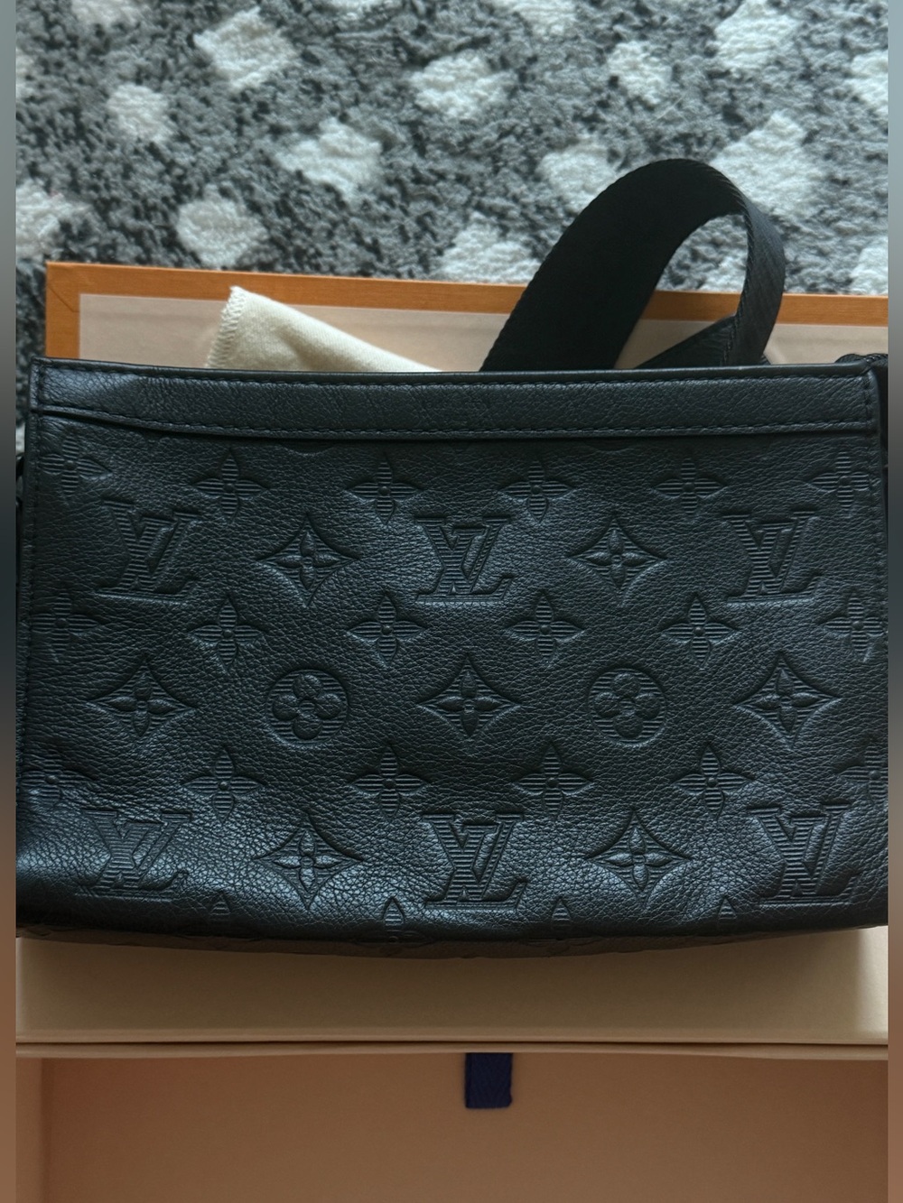 Louis Vuitton Black messenger Monogram Crossbody Bag MINT